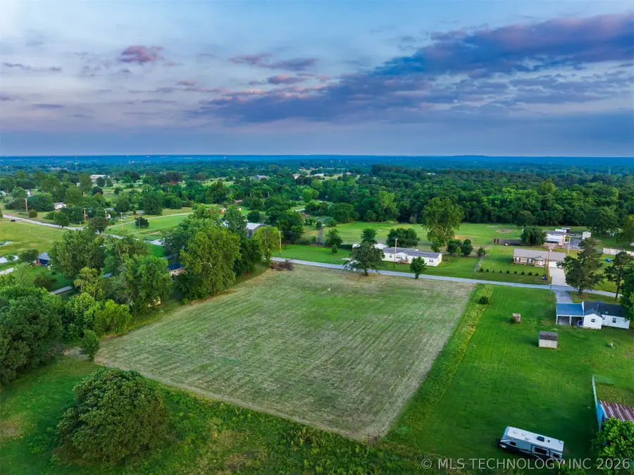 2 E 121st Street, Coweta, OK 74429 - #2