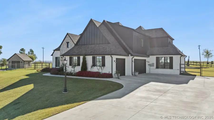 6131 N Creekwood Drive, Owasso, OK 74055 - #2