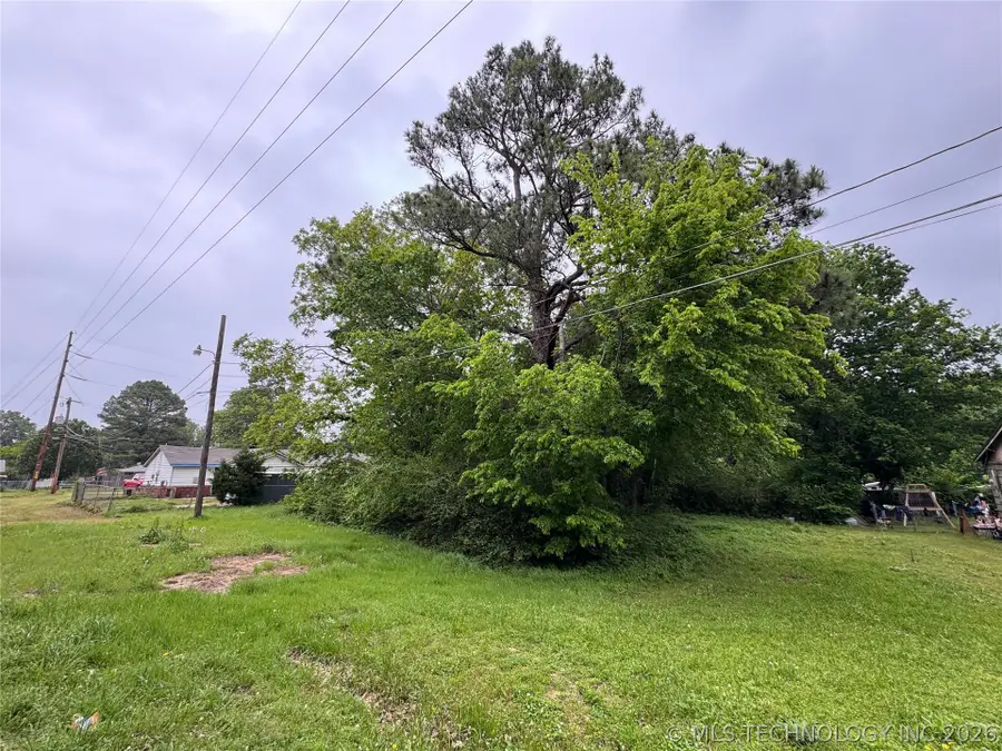 401 S Hall Avenue, Wagoner, OK 74467 - #3