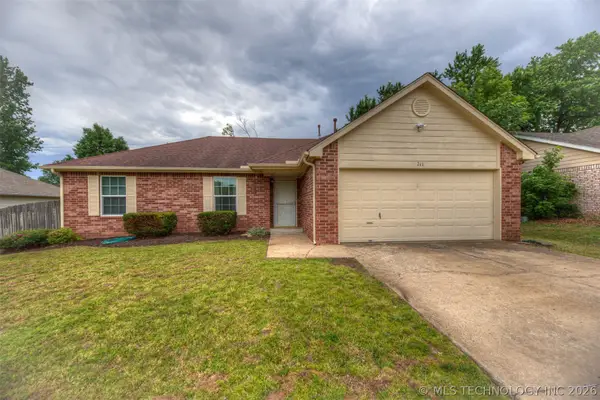 211 W Utica Place, Broken Arrow, OK 74011