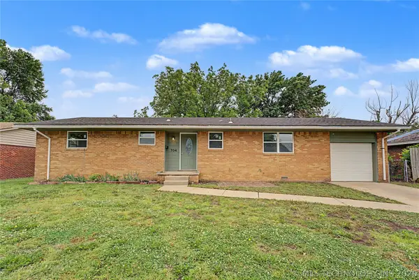 704 Brentwood Drive, Bartlesville, OK 74003