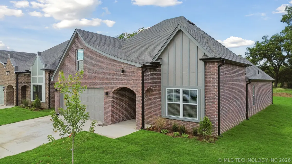 209 W Broadway Street, Owasso, OK 74055 - #1