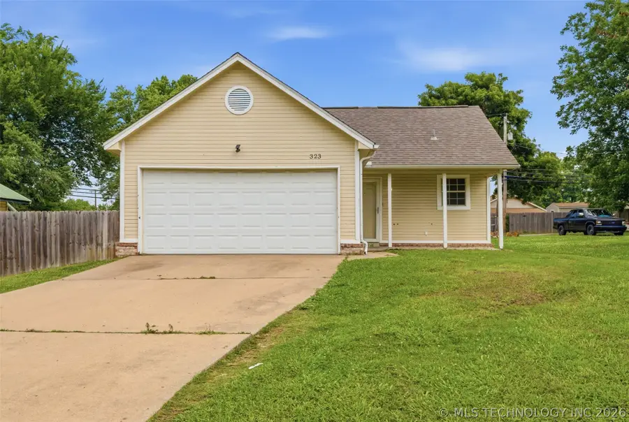 323 W Cypress Street, Coweta, OK 74429 - #2