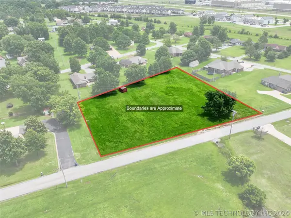 Oakwood Drive, Pryor, OK 74361