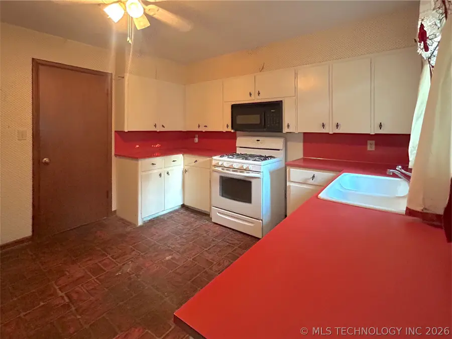 1008 W Shawnee Avenue, Nowata, OK 74048 - #3