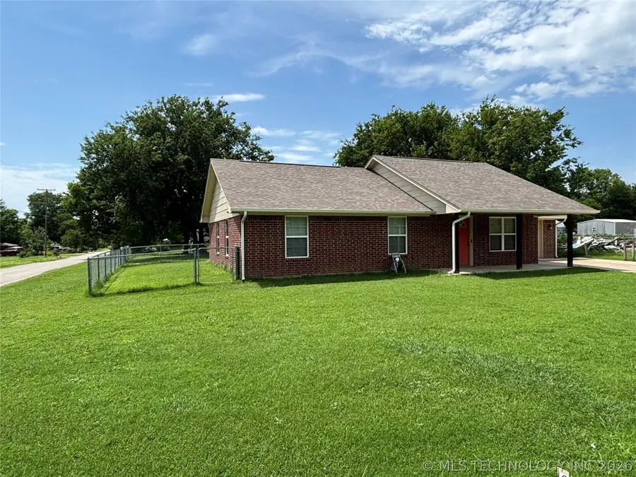 220 S Arkansas, Caddo, OK 74729 - #3