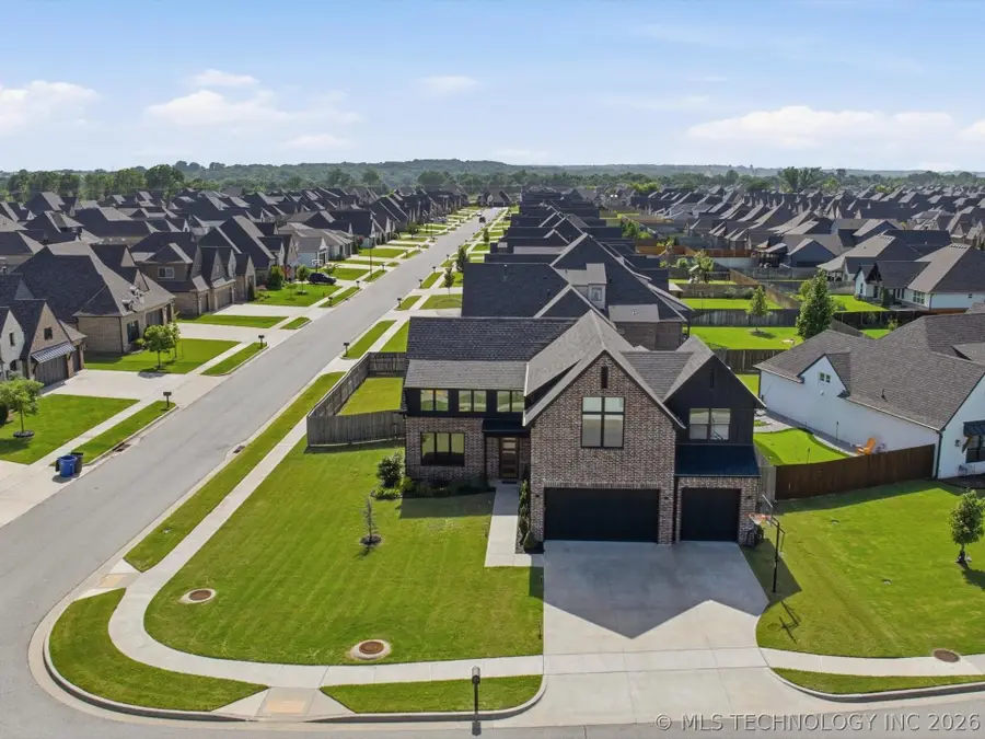 12722 S Maplewood Avenue E, Bixby, OK 74008 - #3