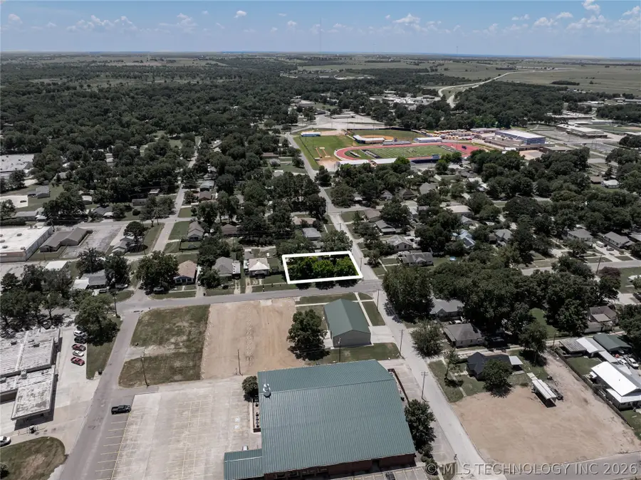 401 S 2nd Avenue, Madill, OK 73446 - #3