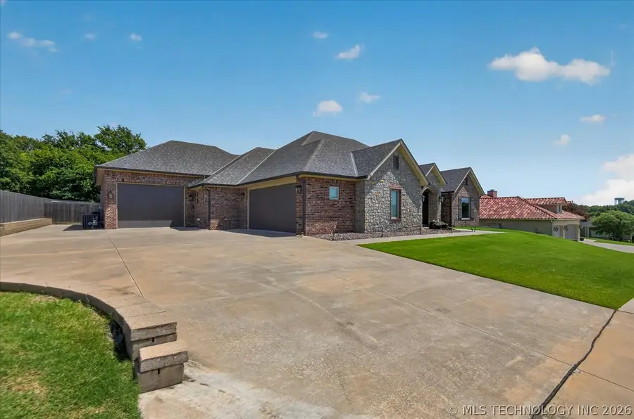 2712 SE Vicksburg Street, Bartlesville, OK 74006 - #2