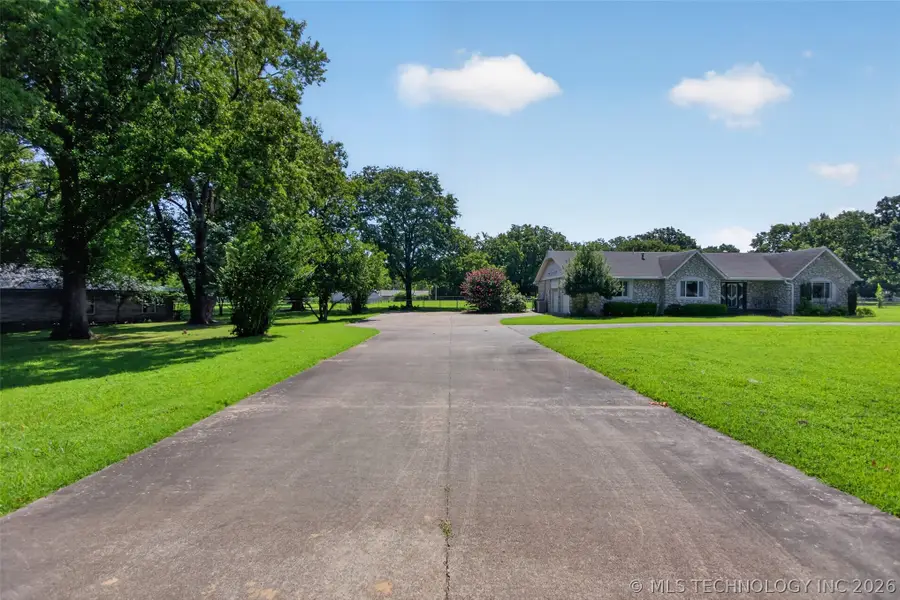 1102 N Delaware Street, Chouteau, OK 74337 - #3