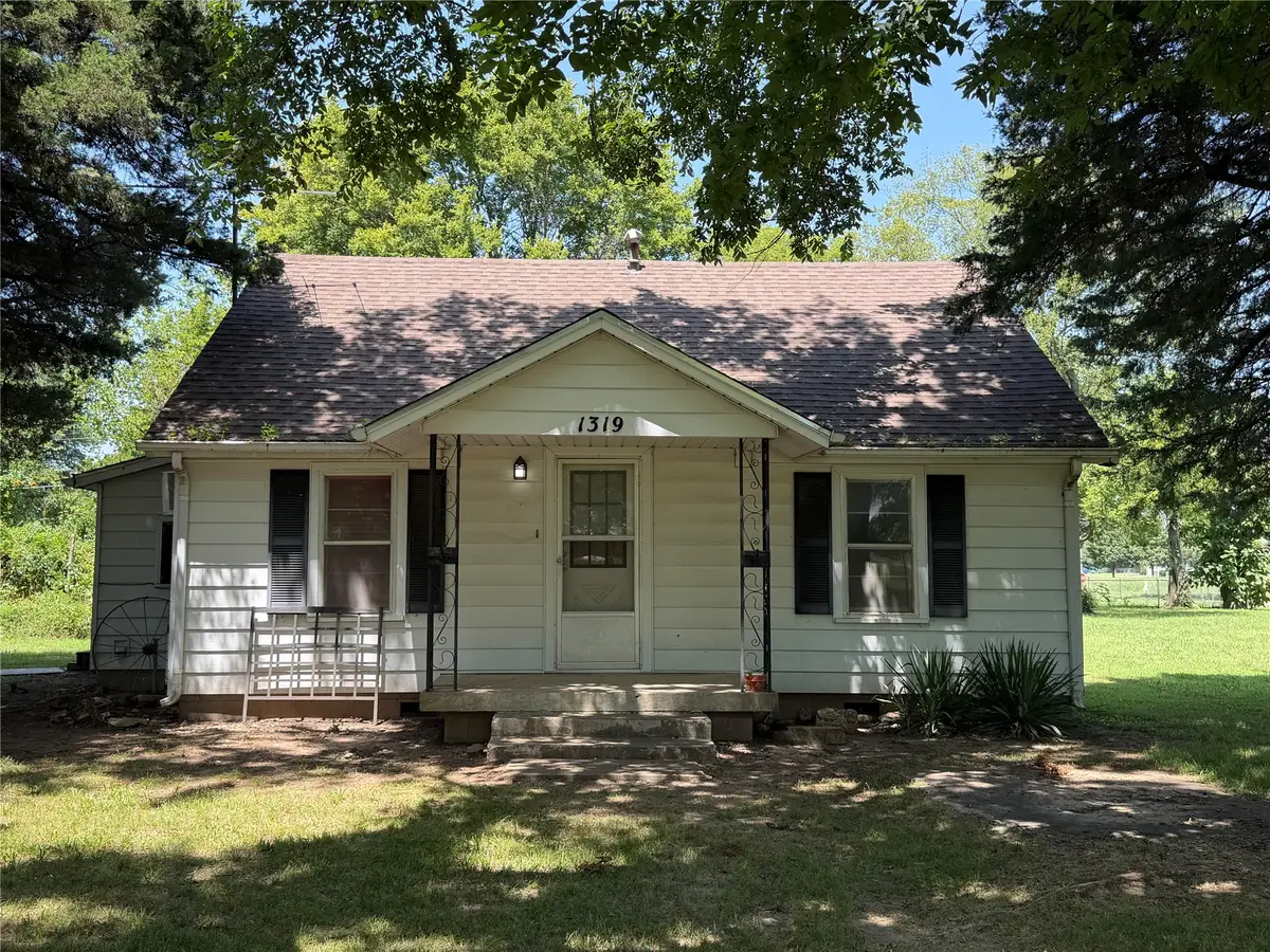 1319 E Modoc Avenue, Nowata, OK 74048 - #1
