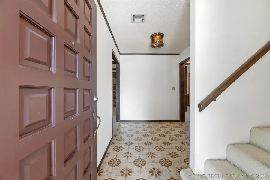 1077 Rolling Meadows, Bartlesville, OK 74006 - #2