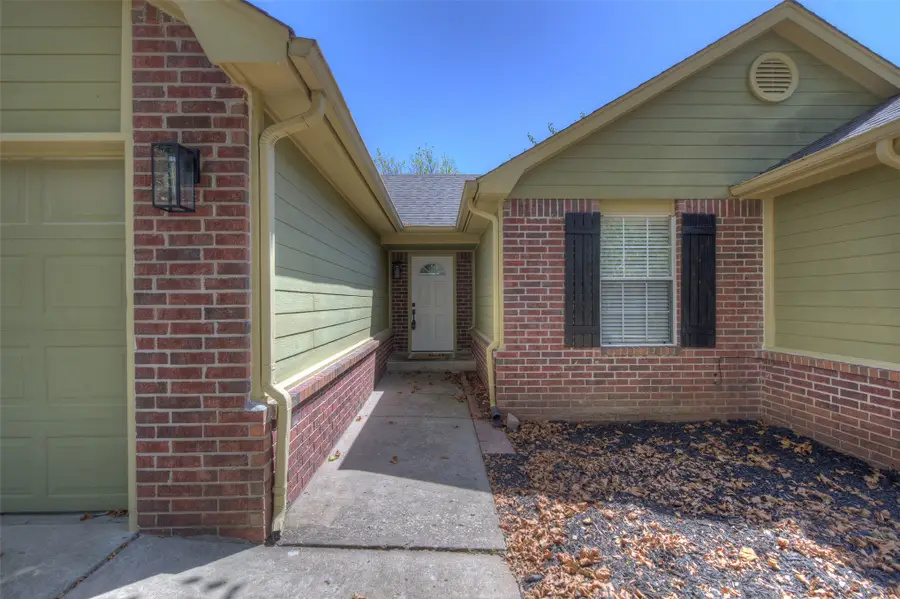911 N 14th Street, Collinsville, OK 74021 - #2