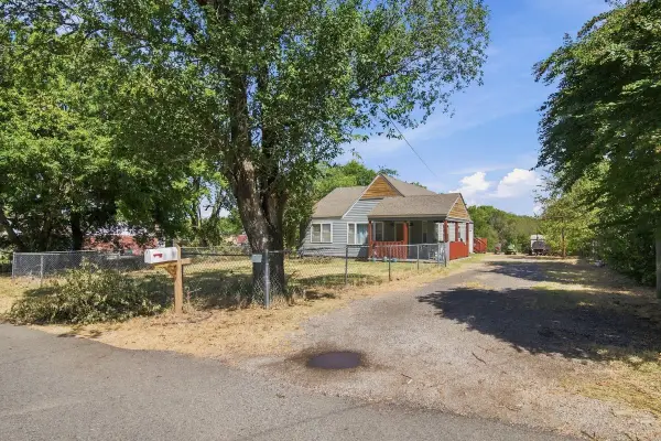 919 W North Avenue, Checotah, OK 74426