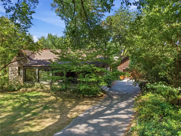 4730 S Columbia Place, Tulsa, OK 74105