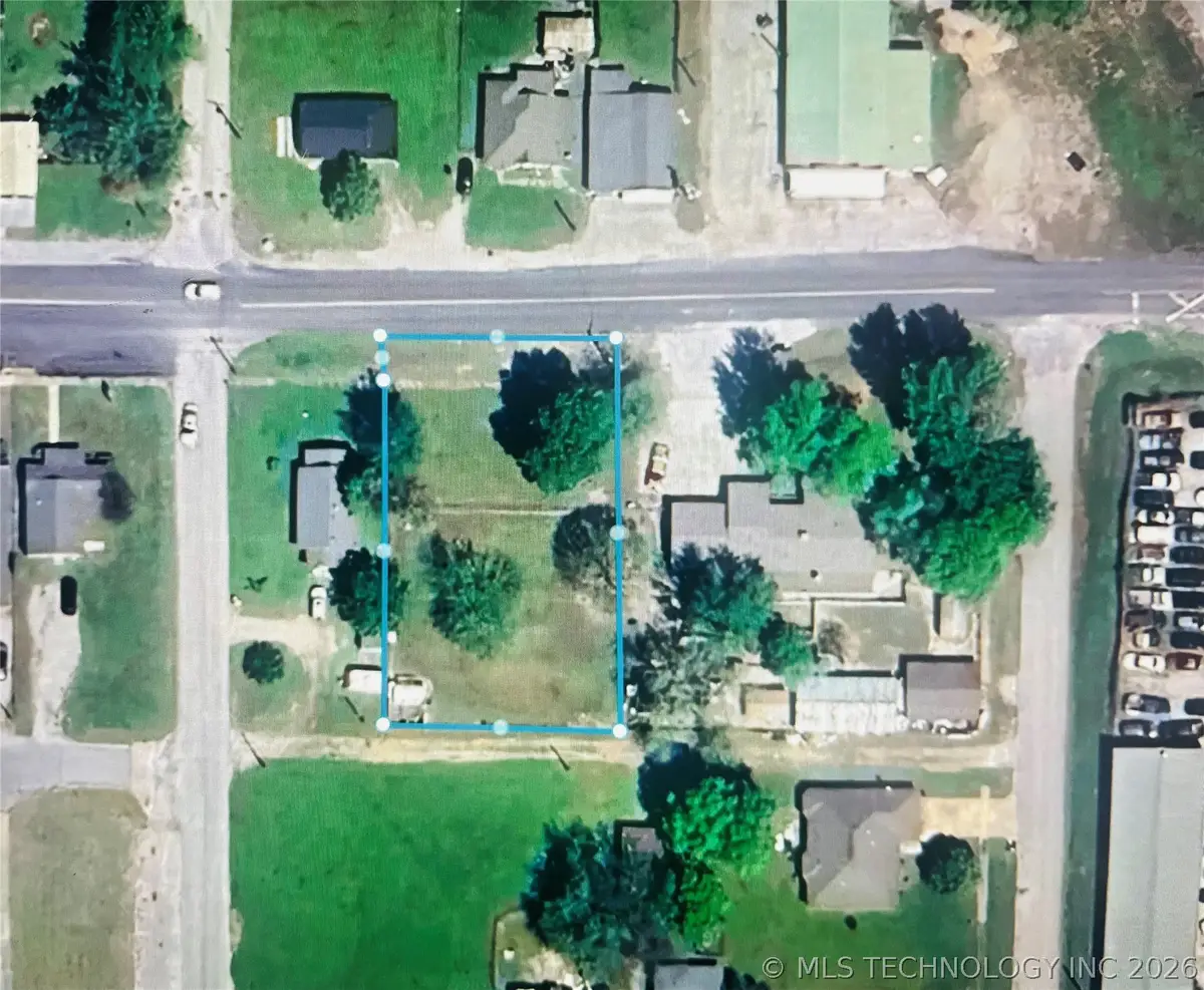 210 E Chestnut Street, Coweta, OK 74429 - #1