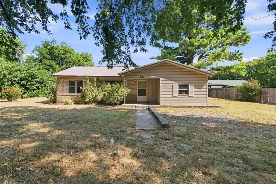 601 NE 12th Street, Wagoner, OK 74467 - #2