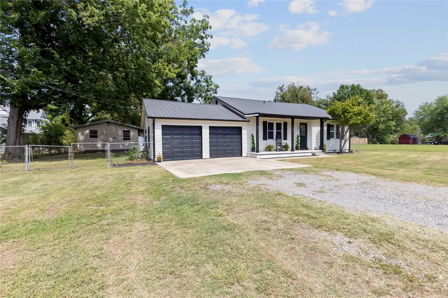 907 SE 4th Street, Wagoner, OK 74467 - #2
