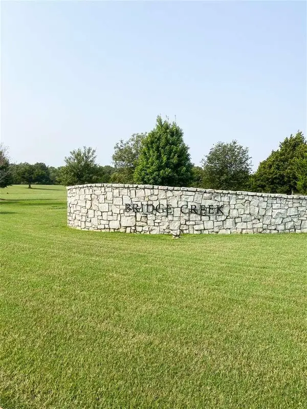 18 Oak Bridge Lane, Enid, OK 73703