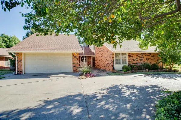 2001 Country Club Dr, Enid, OK 73703