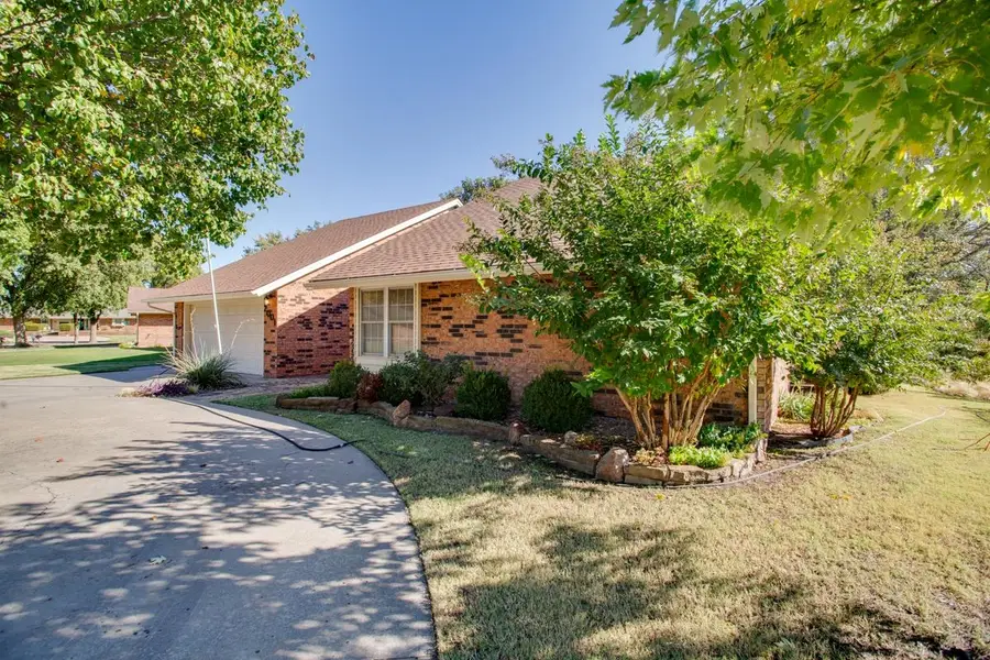 2001 Country Club Dr, Enid, OK 73703 - Image #2