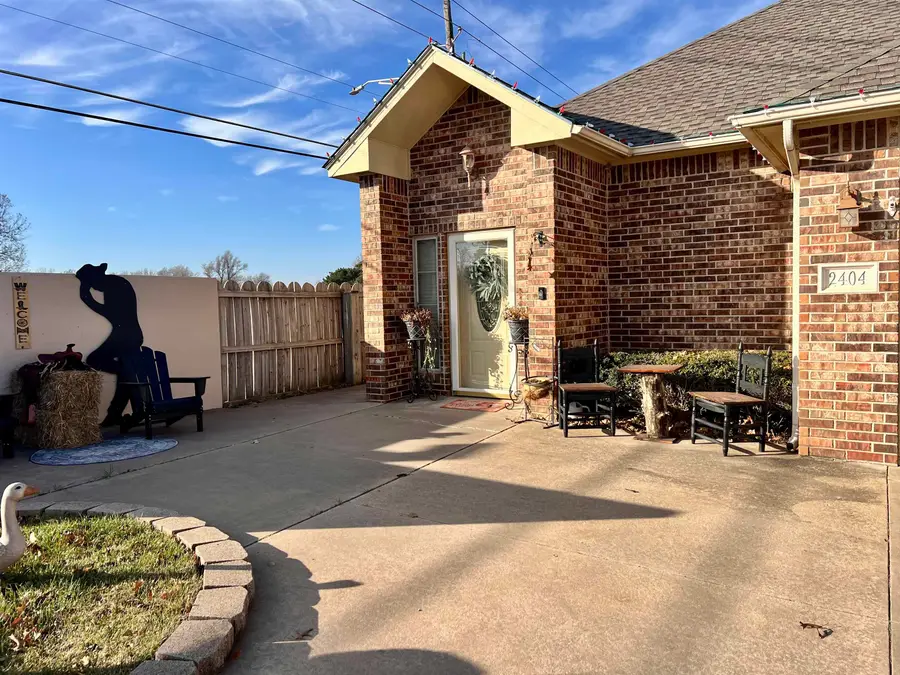 2404 Sleepy Hallow Dr, Enid, OK 73703 - Image #2
