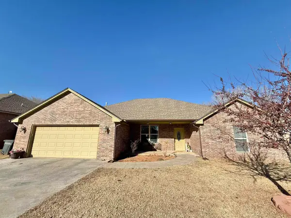 4714 Cottonwood Dr, Woodward, OK 73801-3852