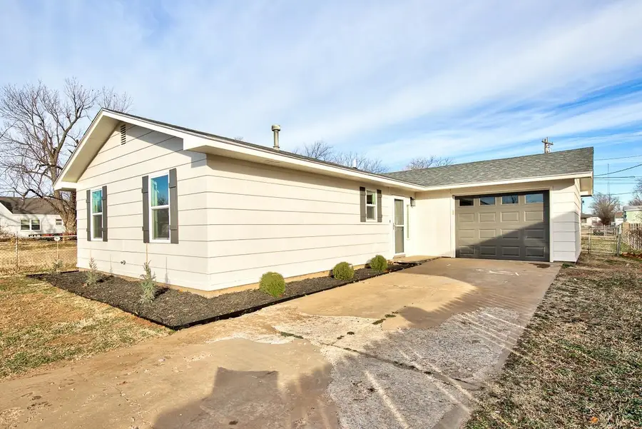 220 E Olive Ave, Enid, OK 73701 - Image #2
