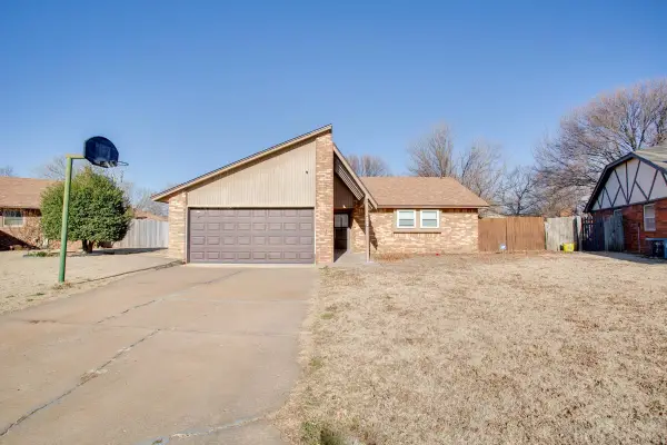 5826 Red Rock Cir, Enid, OK 73703