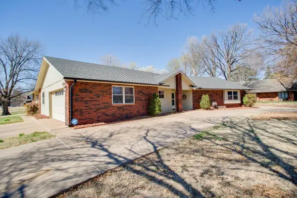 1302 Shady Oaks Pl, Enid, OK 73703