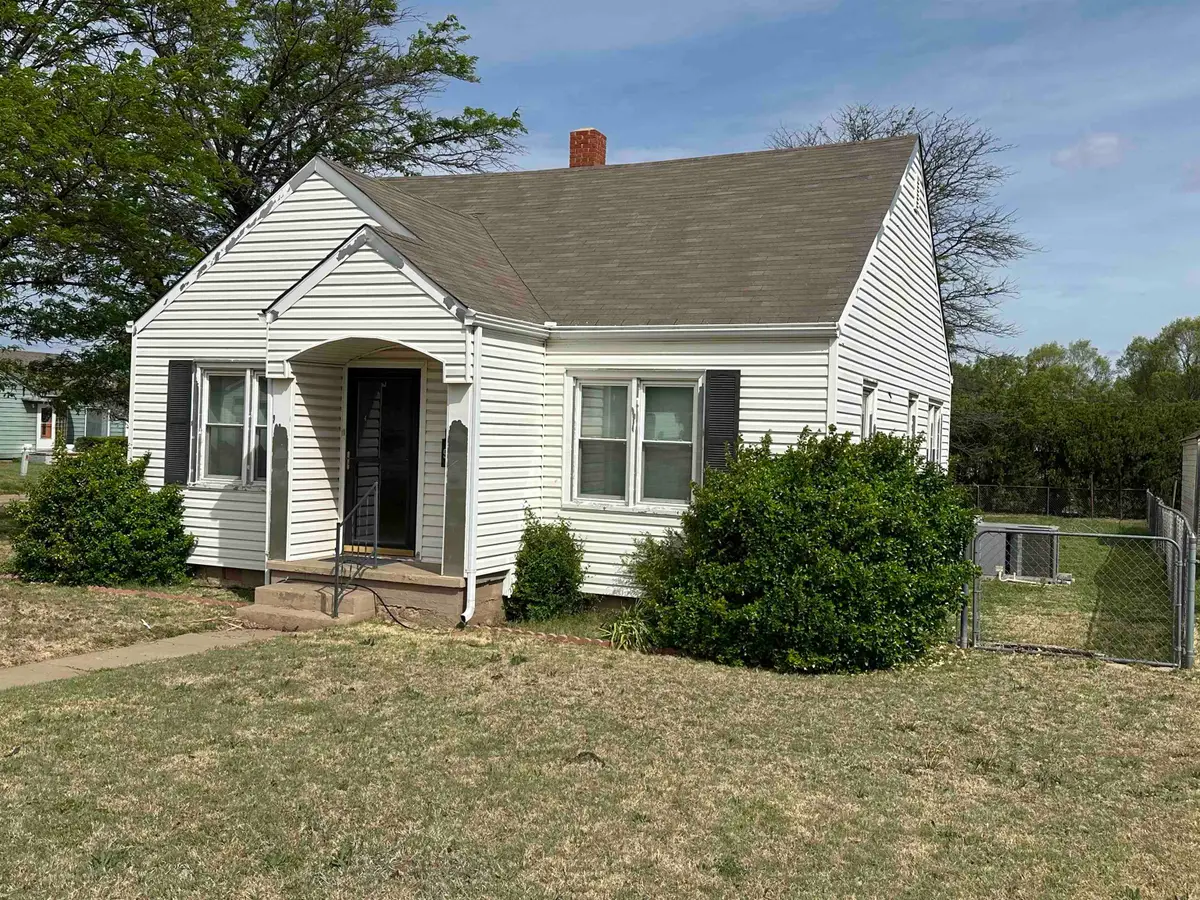 924 Walnut Ave, Woodward, OK 73801 - #1