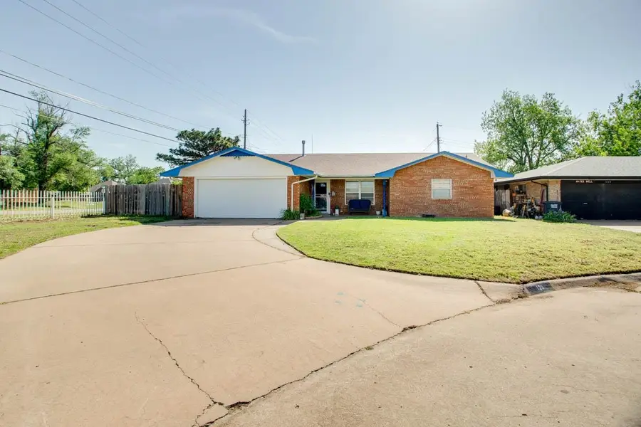 129 Margaret Cir, Enid, OK 73703 - #2