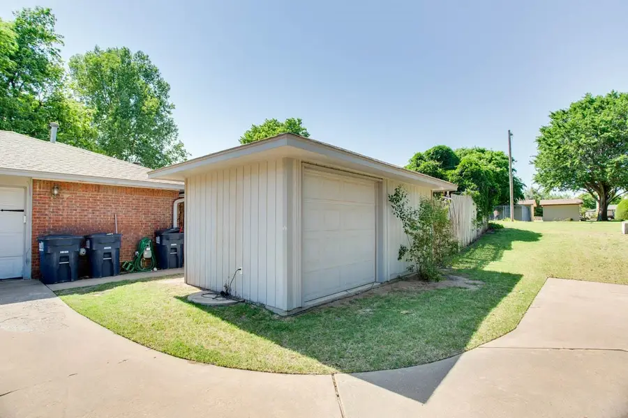 2814 Edgewood Dr, Enid, OK 73703 - #3