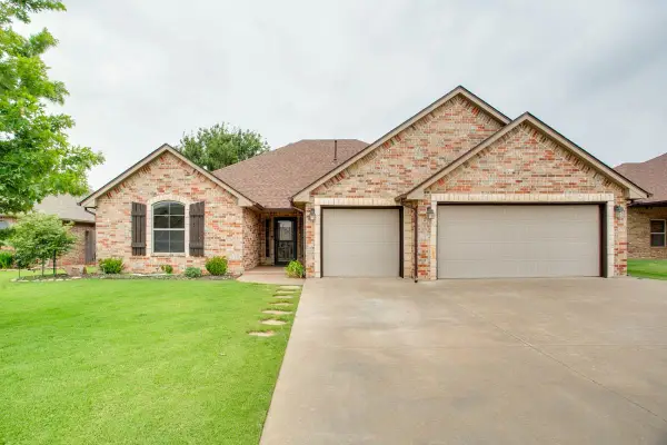 514 Grizzly Ln, Enid, OK 73703