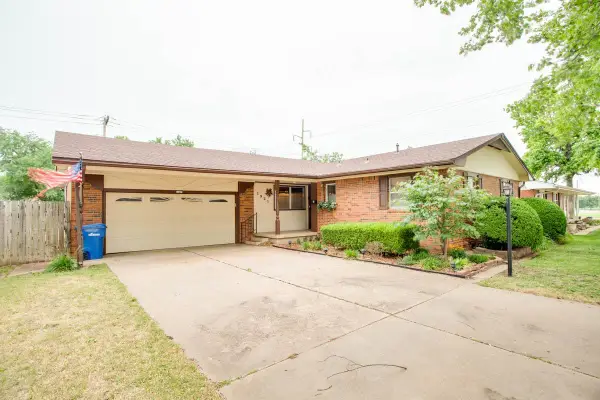 1921 Pontiac Dr, Enid, OK 73703