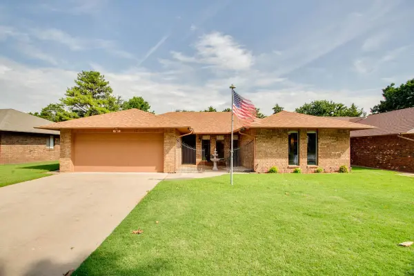 2076 Lantern Ln, Enid, OK 73703