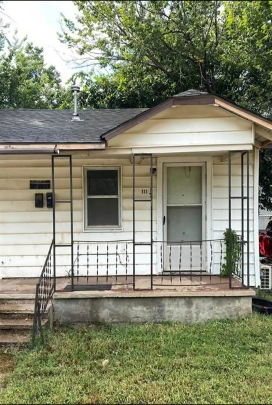 111 and 111 1/2 W Locust, Enid, OK 73701 - #3