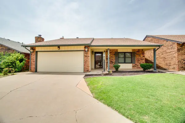 2405 Woodmoor Rd, Enid, OK 73703