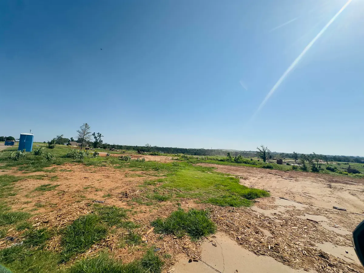 725 Ridgeway Dr, Enid, OK 73701 - #1
