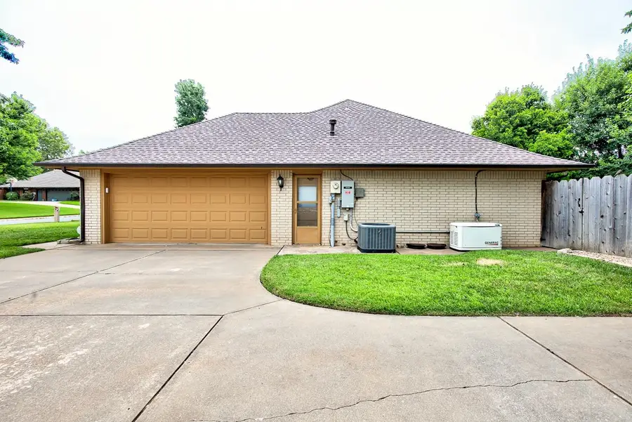 3401 Goldfinch Ln, Enid, OK 73703 - #3