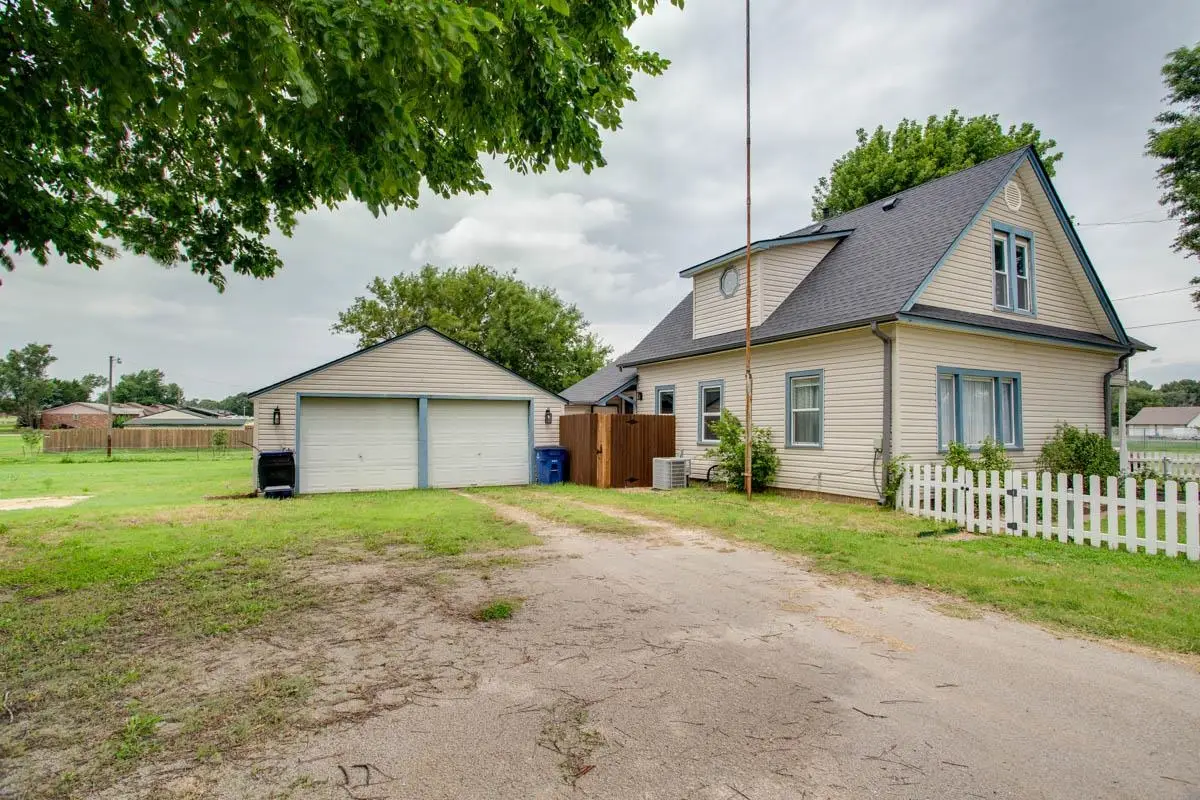 202 W 3rd, Lahoma, OK 73754 - #1