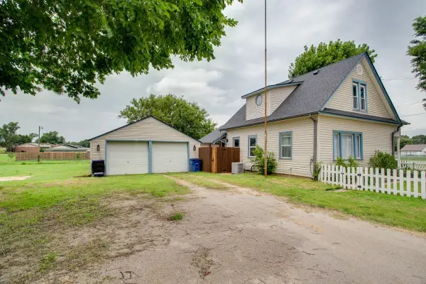 202 W 3rd, Lahoma, OK 73754