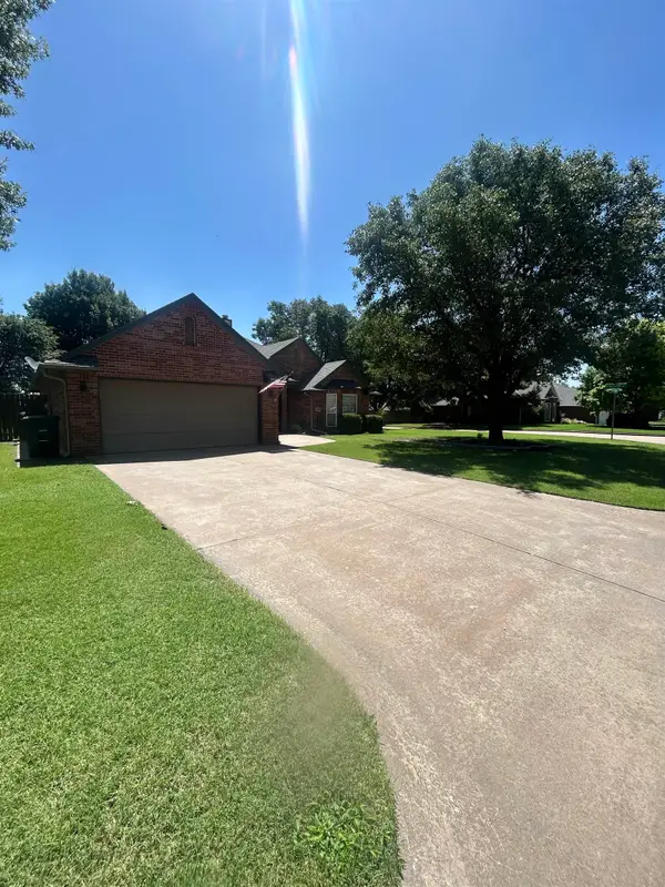 1001 Quail Ridge, Enid, OK 73703-2852
