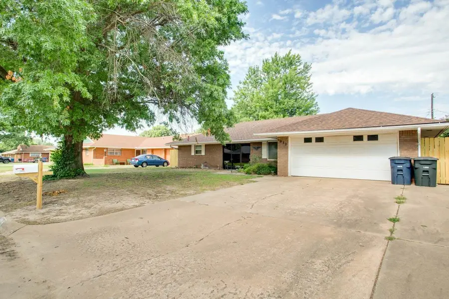 1032 Canterbury Rd, Enid, OK 73703 - #3