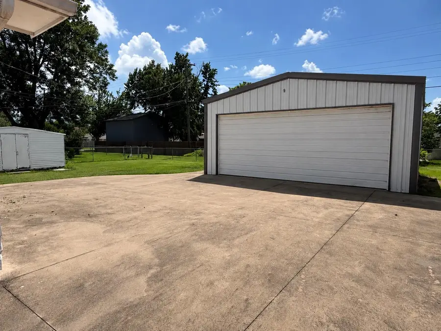 516 S Oak, Hennessey, OK 73742 - #3