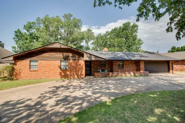 1206 Briar Creek Rd, Enid, OK 73703