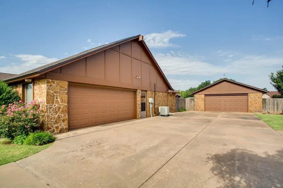 416 Applewood St, Enid, OK 73701 - #3
