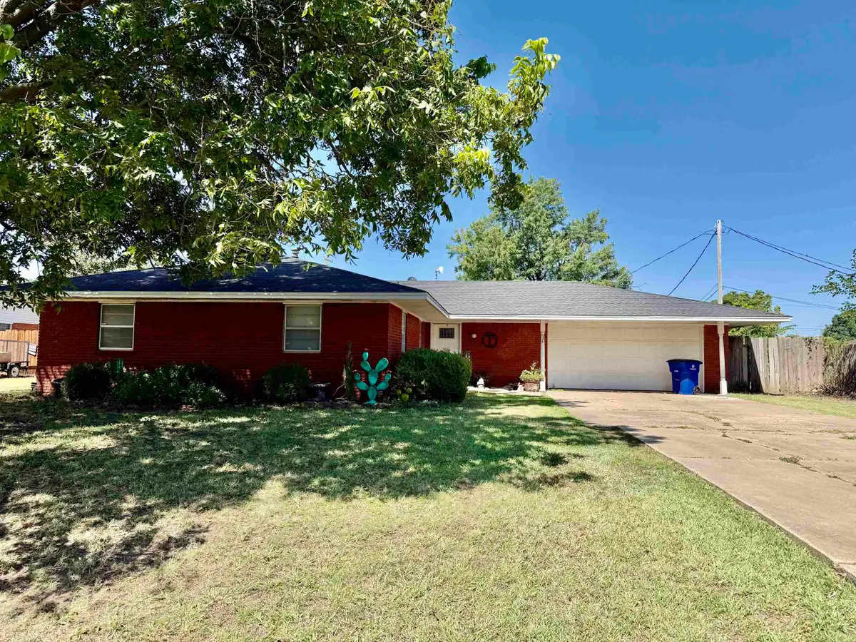 526 Ridgewood St, Enid, OK 73701 - #1