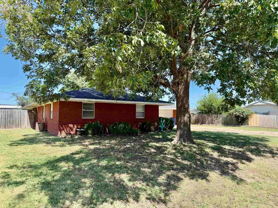 526 Ridgewood St, Enid, OK 73701 - #2