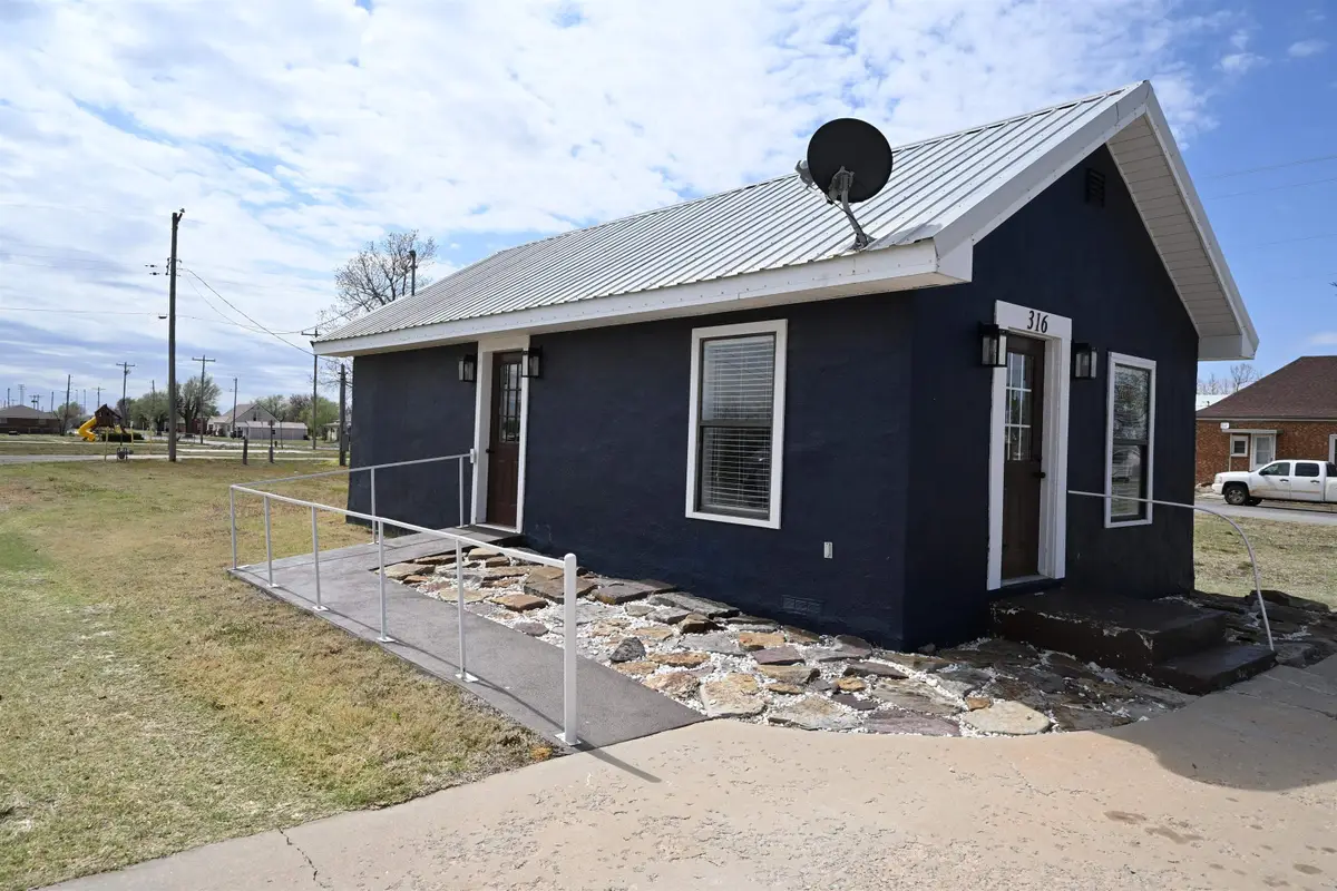 318 W Broadway, Vici, OK 73859 - #1